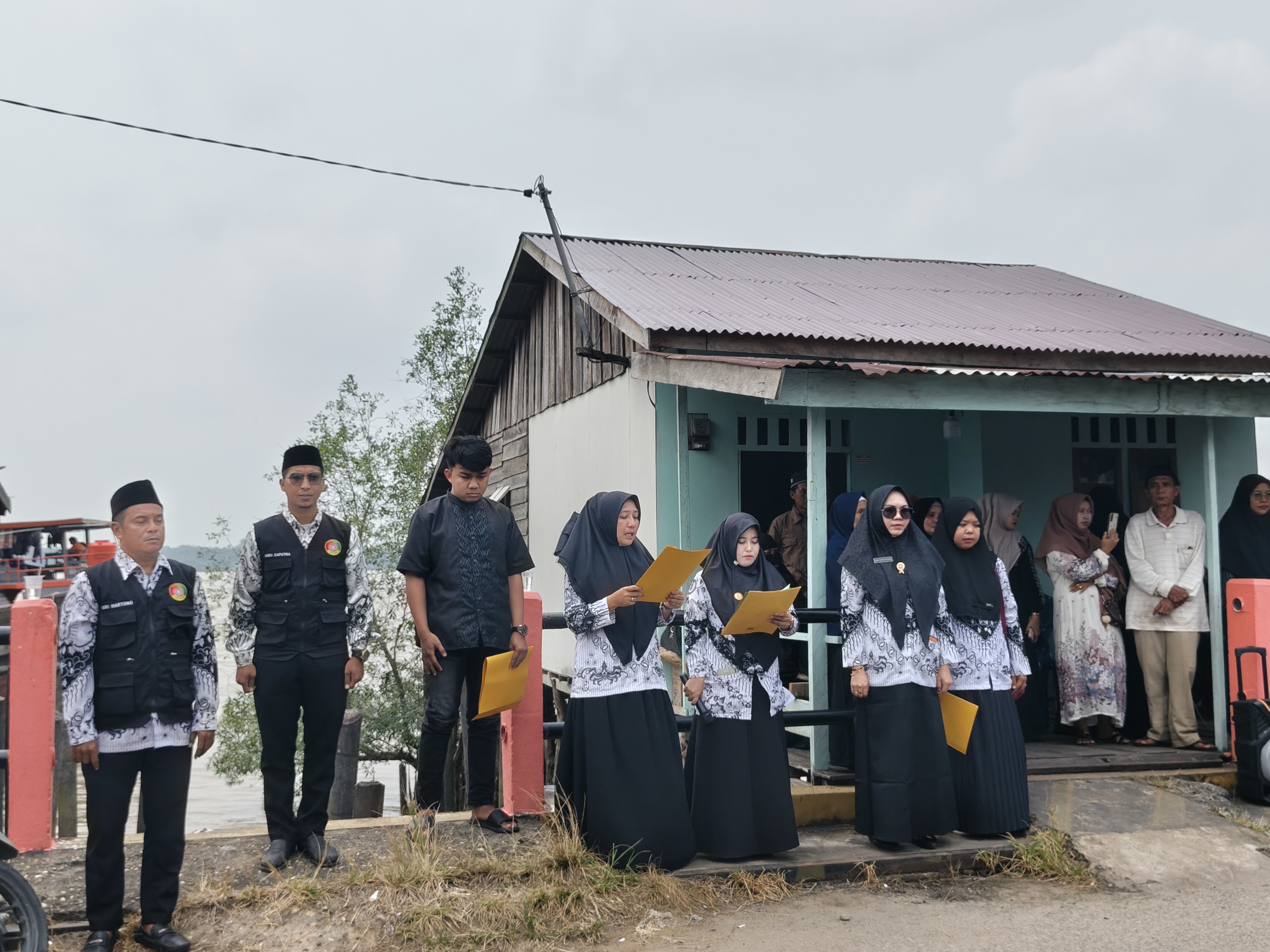 Ketua PGRI Tembilahan, Wina Yunita MPd Pimpin Prosesi Jenazah Yang Dilakukan Satgas 