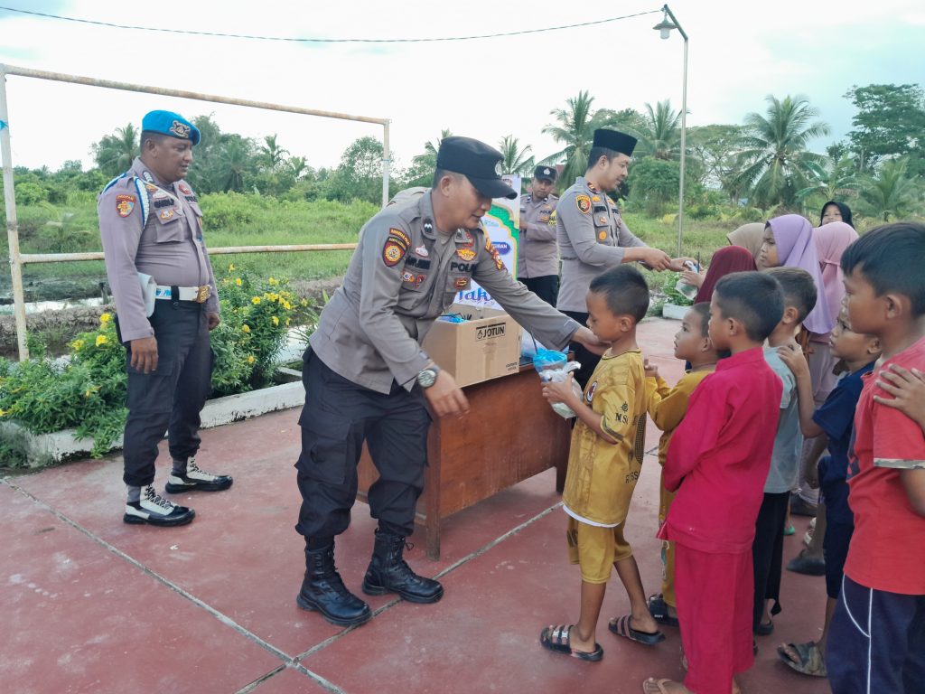 Polsek Pelangiran Bahagiakan Anak Anak Setempat di Bulan Ramadhan