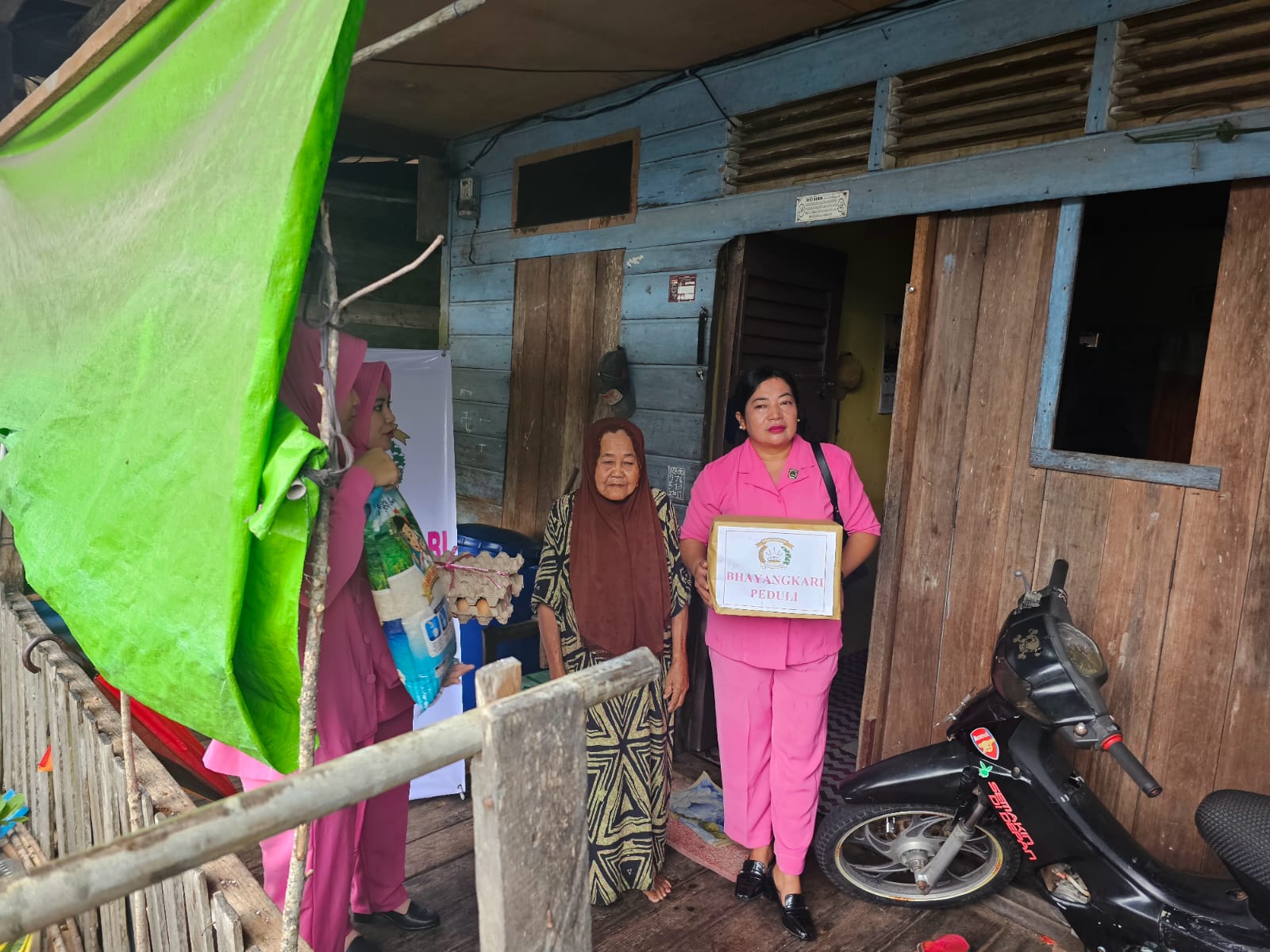 Pengurus Bhayangkari Ranting Pulau Burung Salurkan Bansos Ringankan Beban Masyarakat di Bulan Ramadhan